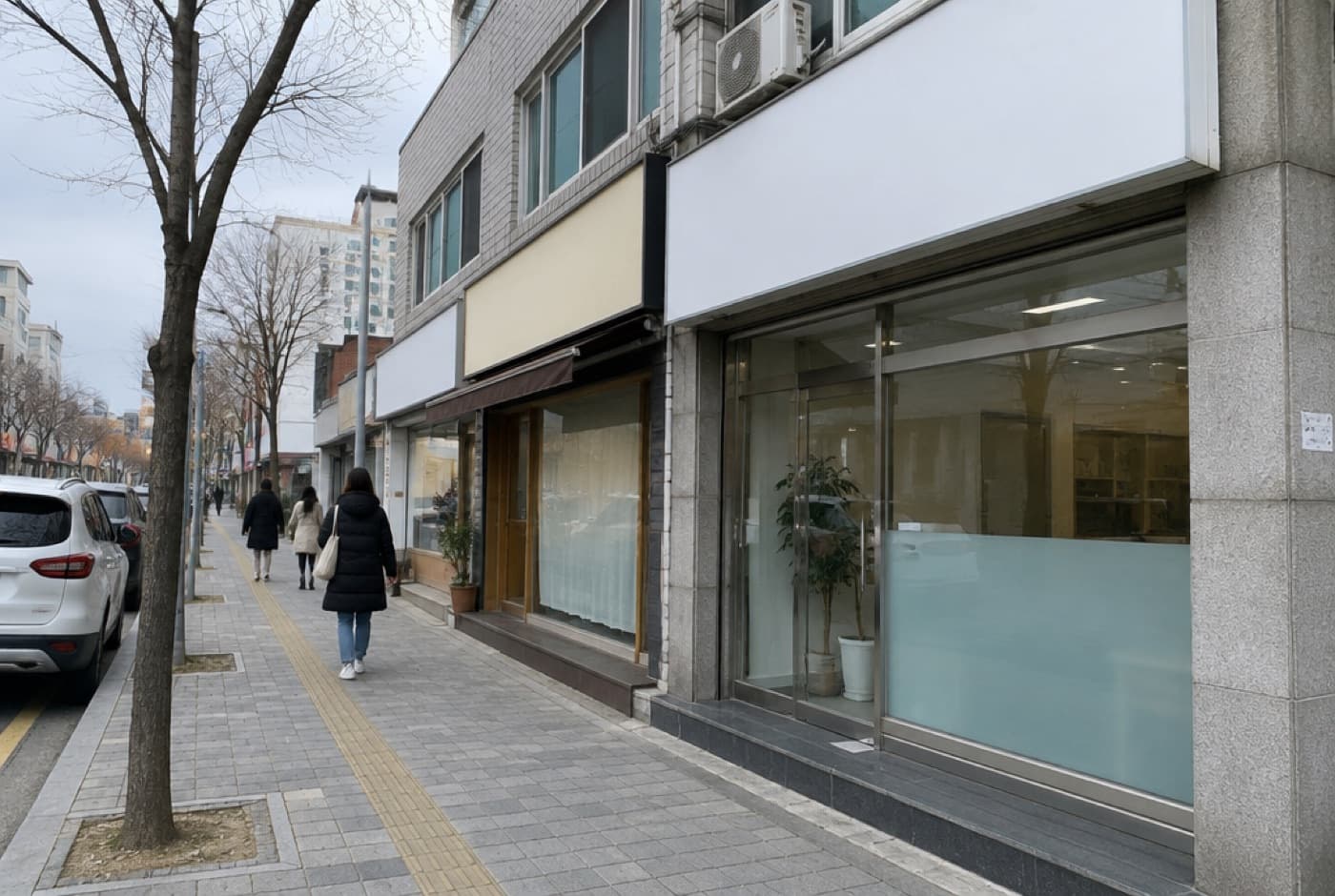 근린상가 1층 점포와 보도