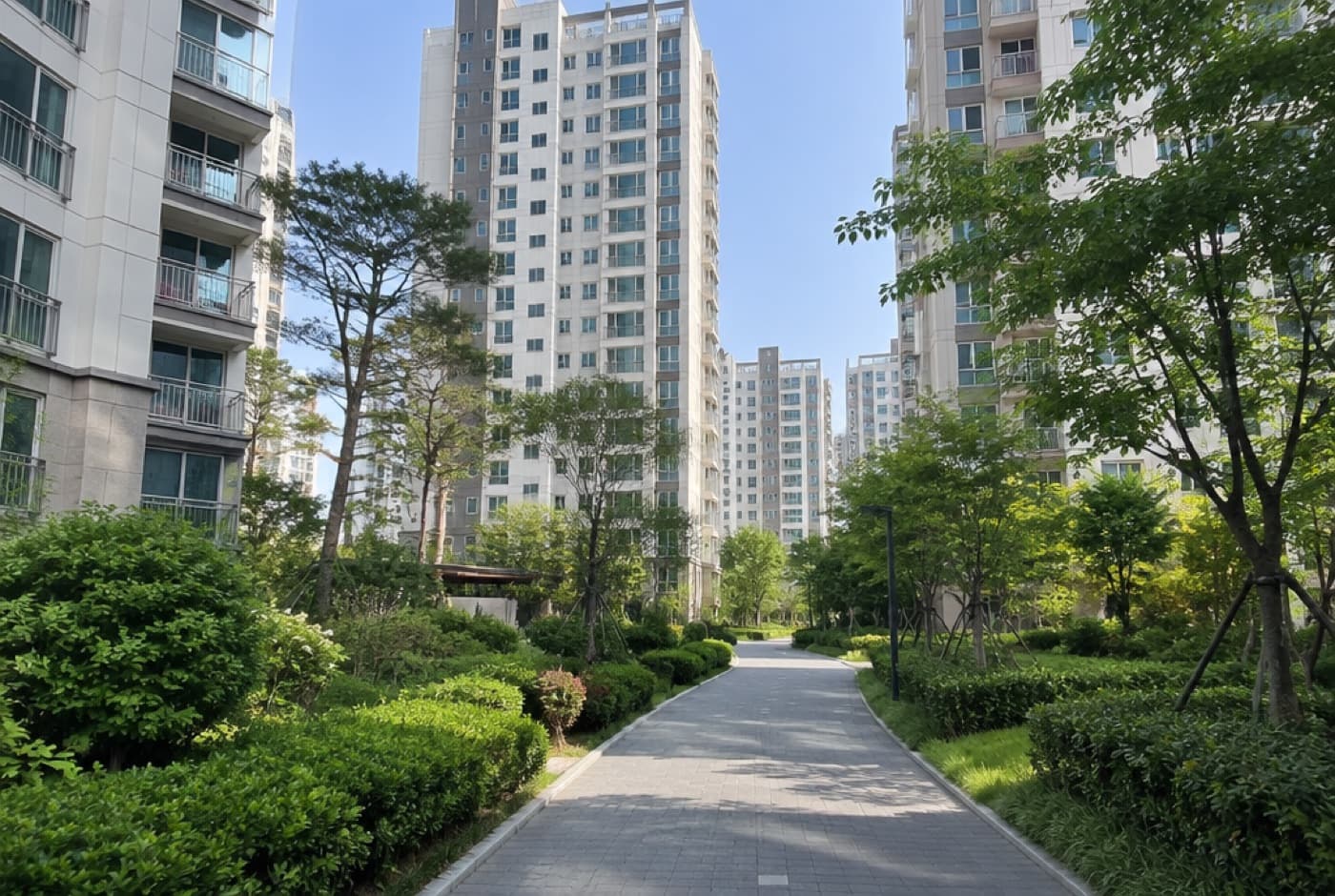 아파트 단지 외관과 진입로
